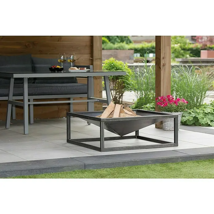 RedFire Feuerschale Tervo - L x B x H: 80 x 80 x 30 cm - Ein moderner quadratischer Kamin mit Holzscheiten, der eine warme Atmosphäre im Freien schafft. Ideal für gemütliche Abende.