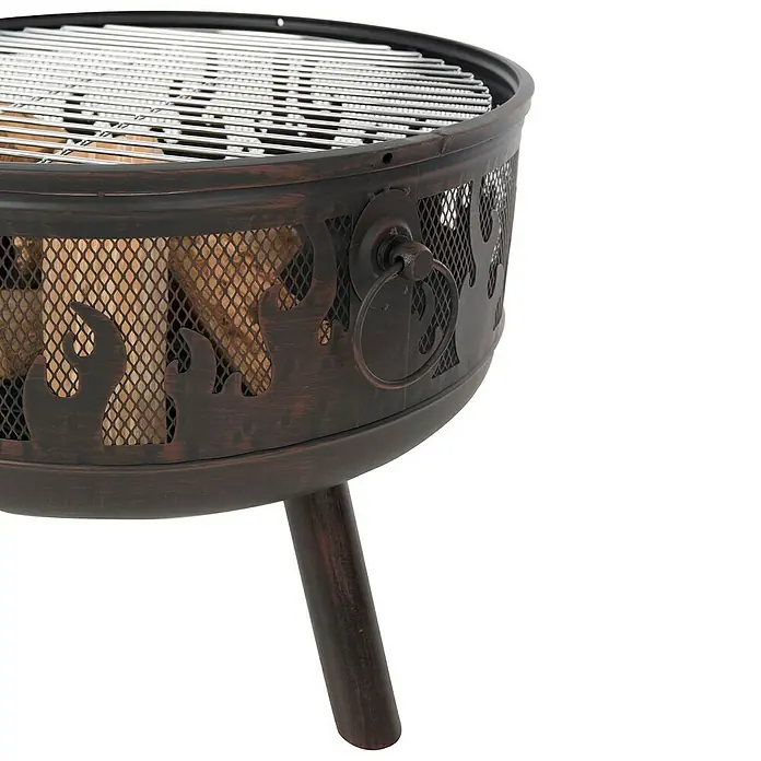 RedFire Feuerschale Blazer - Durchmesser: 61 cm, Stahl - Nahaufnahme einer rustikalen Feuerstelle aus Metall mit Flammenmuster und Grillrost, ideal für gemütliche Abende im Freien.