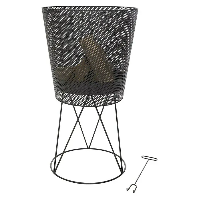 RedFire Feuerkorb Amarillo - Ø x H: 45 x 80 cm, Schwarz - Eine moderne Feuerstelle aus schwarzem Metall mit Holzscheiten und einem Schürhaken, ideal für gemütliche Abende im Freien.