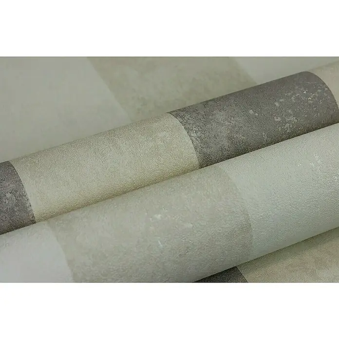 Rasch Tapetenwechsel 2 Vliestapete - Altweiß-Creme, Streifen, 10,05 x 0,53 m - Nahaufnahme von zwei Rollen gestreifter Tapete in Grau- und Beigetönen, die eine strukturierte Oberfläche für ein stilvolles Interieur zeigen.