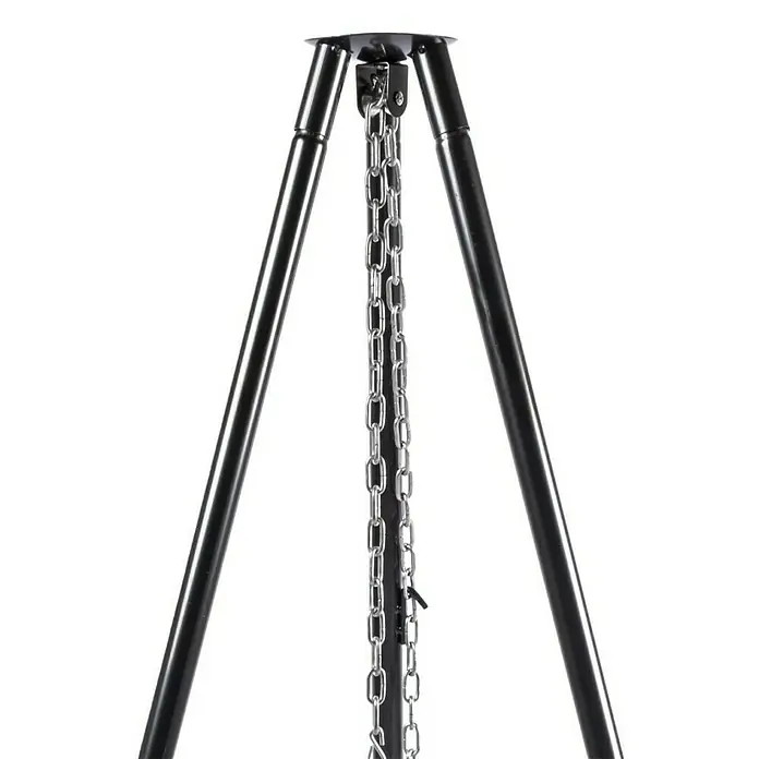 RedFire Schwenkgrill El Paso - Schwarz, Durchmesser: 108 cm - Nahaufnahme eines schwarzen Dreibein-Grills mit einer daran befestigten Kette, ideal zum Aufhängen von Kochutensilien über offenem Feuer.