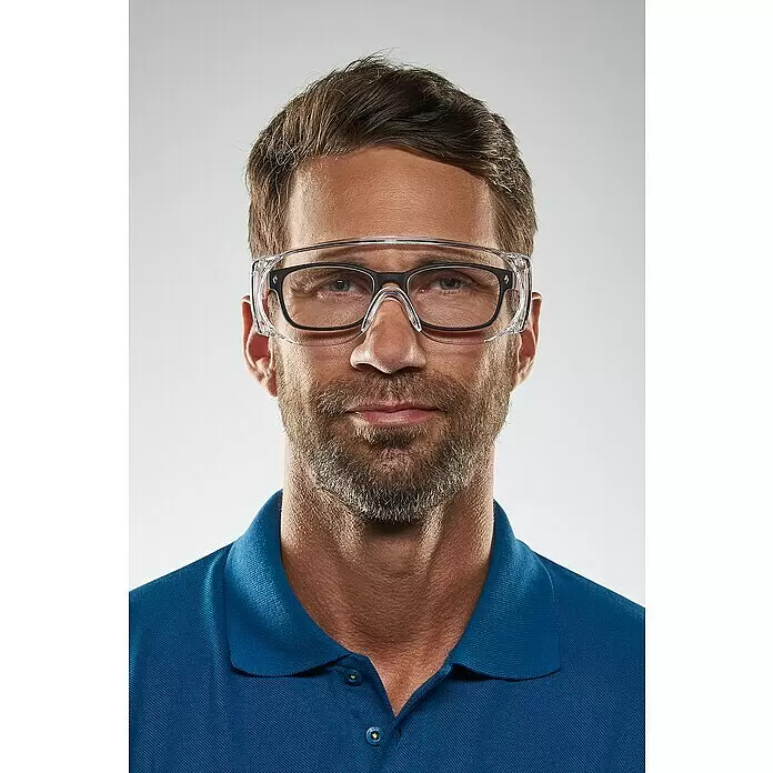 Wisent Schutzbrille - Transparent, Bügel - Mann trägt klare Schutzbrille mit schwarzem Rahmen zum Augenschutz.