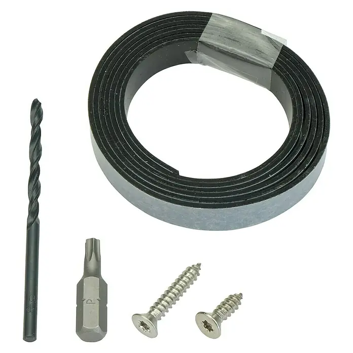 Kovalex Schrauben-Set 3 - 20 Stk., Passend für: Kovalex WPC-Terrassendecksysteme - Nahaufnahme eines Spiralbohrers, Schraubendreher-Bits, Schrauben und einer Magnetbandrolle.