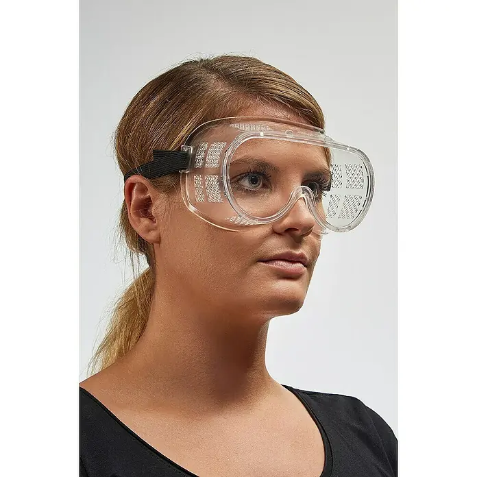 Wisent Schutzbrille - Transparent, Gummiband - Nahaufnahme einer Frau mit einer klaren Schutzbrille mit Lüftungsöffnungen, die Schutz und Sicherheit bietet.