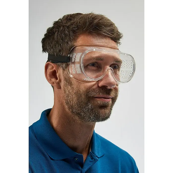 Wisent Schutzbrille - Transparent, Gummiband - Ein Mann mit einer Schutzbrille mit durchsichtigen Gläsern und einem schwarzen Band. Schützt die Augen vor Gefahren.