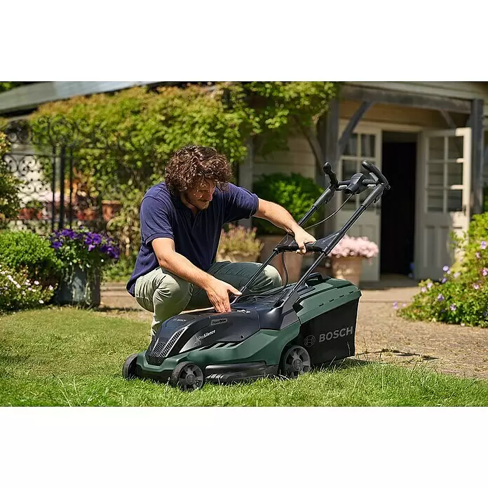 Bosch Elektro-Rasenmäher UniversalRotak 450 - Leistung: 1.300 W, Schnittbreite: 34 cm - Anwendungsbeispiel