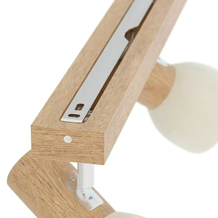 Spotlight Deckenstrahler Svenda - 120 W, L x B x H: 37 x 9 x 18 cm, Eiche, E27 - Nahaufnahme einer modernen Lampe mit Holzdetails und einem weißen Lampenschirm vor einem schwarzen Hintergrund.