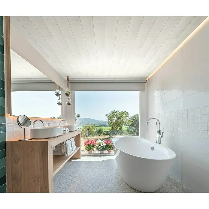 LOGOCLIC Aquaprotect Wandpaneel Wall Eiche Diamant - 2.600 x 202 x 10 mm - Helles Badezimmer mit freistehender Badewanne und Waschtisch aus Holz. Große Fensterfront mit Blick in die Natur.