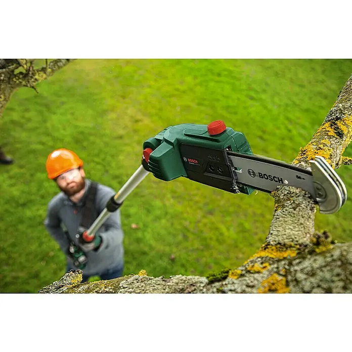 Bosch Power for All 18V Akku-Hochentaster UniversalChainPole 18 - 18 V, Li-Ionen, 1 Akku - Ein Mann benutzt eine Bosch Hochentaster, um einen Ast in einem Baum zu schneiden, wobei die Säge und die Marke Bosch hervorgehoben werden.