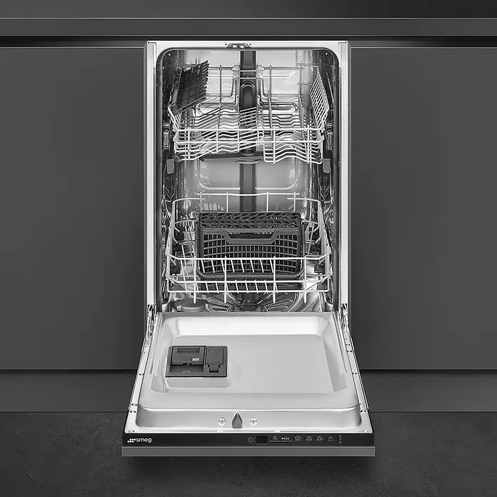 Smeg Lavavajillas integrable ST4512IN - Ancho: 44,6 cm, Número de cubiertos: 9 ud. - Vista frontal de un lavavajillas Smeg abierto, que muestra su interior con estantes y compartimentos.