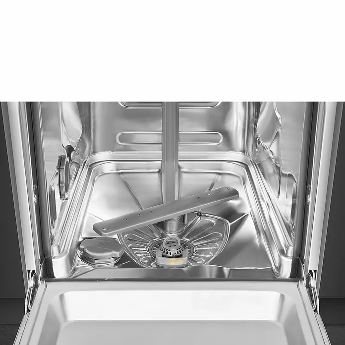 Smeg Lavavajillas integrable ST4512IN - Ancho: 44,6 cm, Número de cubiertos: 9 ud. - Vista interior de un lavavajillas con brazo rociador y filtro. El electrodoméstico está limpio y listo para usar.