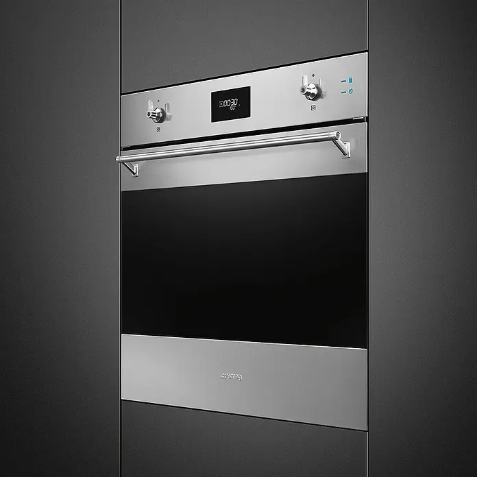 Smeg Horno empotrado SOP6301S2X - Número de tipos de calentamiento: 11 ud., Volumen horno: 68 l, Inox - Primer plano de un horno empotrable Smeg de acero inoxidable con puerta de cristal negro y panel de control.