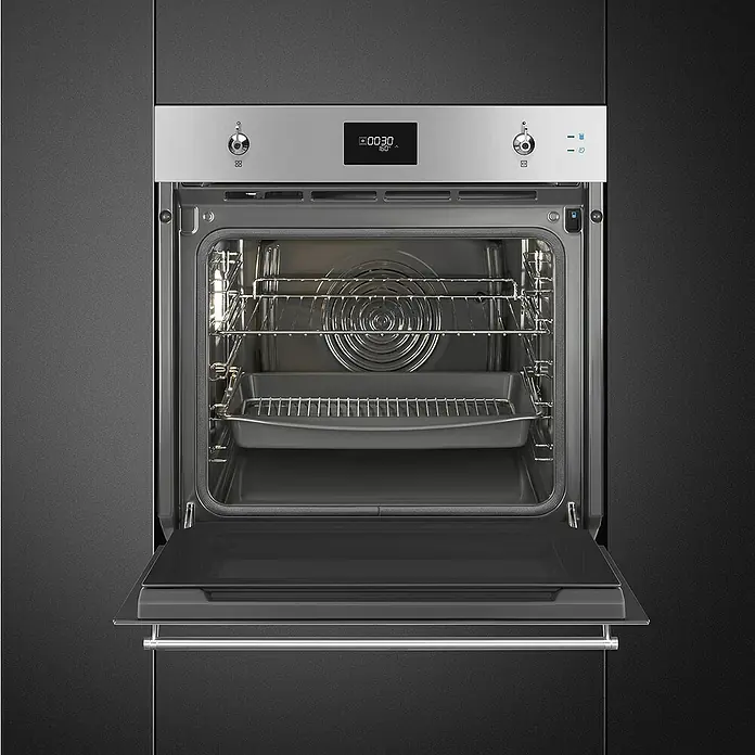 Smeg Horno empotrado SOP6301S2X - Número de tipos de calentamiento: 11 ud., Volumen horno: 68 l, Inox - La imagen muestra un horno empotrable moderno de la marca Smeg con la puerta abierta, que ofrece una visión de su interior con rejillas y una bandeja para hornear.