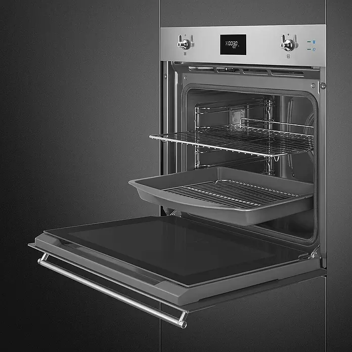 Smeg Horno empotrado SOP6301S2X - Número de tipos de calentamiento: 11 ud., Volumen horno: 68 l, Inox - Horno empotrado con puerta abierta que muestra rejilla y bandejas para hornear. El horno moderno de acero inoxidable ofrece mucho espacio.