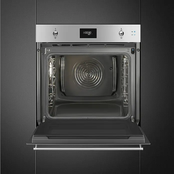 Smeg Horno empotrado SOP6301S2X - Número de tipos de calentamiento: 11 ud., Volumen horno: 68 l, Inox - Primer plano de un horno empotrable Smeg con la puerta abierta, mostrando su amplio interior y panel de control.