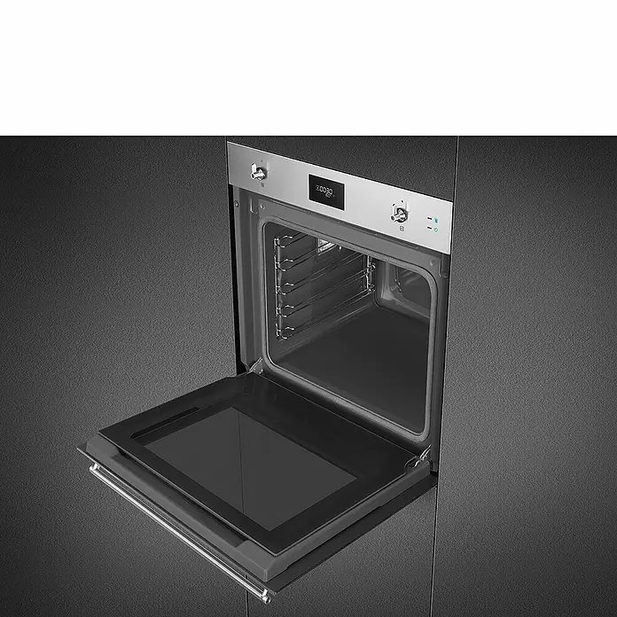 Smeg Horno empotrado SOP6301S2X - Número de tipos de calentamiento: 11 ud., Volumen horno: 68 l, Inox - Imagen de un horno elegante y moderno en una cocina oscura con la puerta abierta, mostrando su espacioso interior y su panel de control fácil de usar.