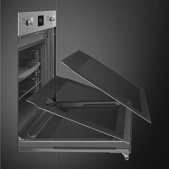 Smeg Horno empotrado SOP6301S2X - Número de tipos de calentamiento: 11 ud., Volumen horno: 68 l, Inox - Un horno moderno y elegante con la puerta abierta, destacando el interior y los mandos de control. El diseño es minimalista y de alta calidad.