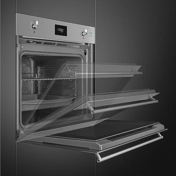 Smeg Horno empotrado SOP6301S2X - Número de tipos de calentamiento: 11 ud., Volumen horno: 68 l, Inox - Primer plano de un horno empotrable Smeg con la puerta entreabierta, que muestra el interior del horno y el panel de control.