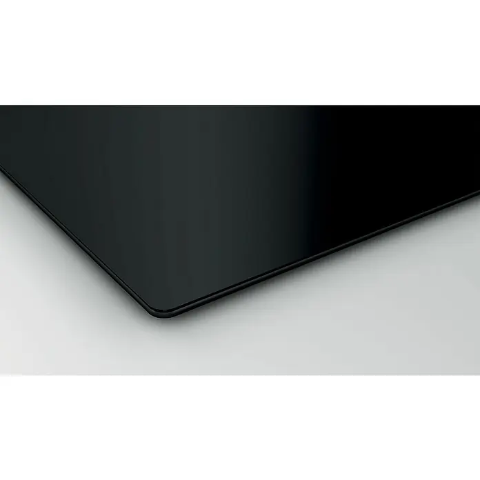 Balay Placa de cocción 3EB861EN - Número de fogones de inducción: 4 ud. - Primer plano de una elegante placa de inducción negra de Bosch con una superficie lisa y un diseño minimalista.
