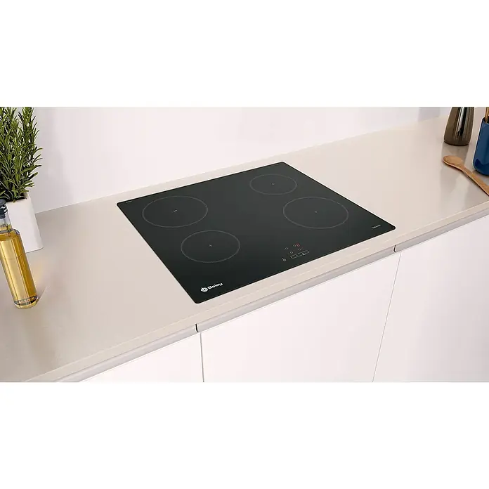Balay Placa de cocción 3EB861EN - Número de fogones de inducción: 4 ud. - Elegante placa de inducción negra sobre una moderna encimera de cocina, elegante y funcional para experiencias culinarias.