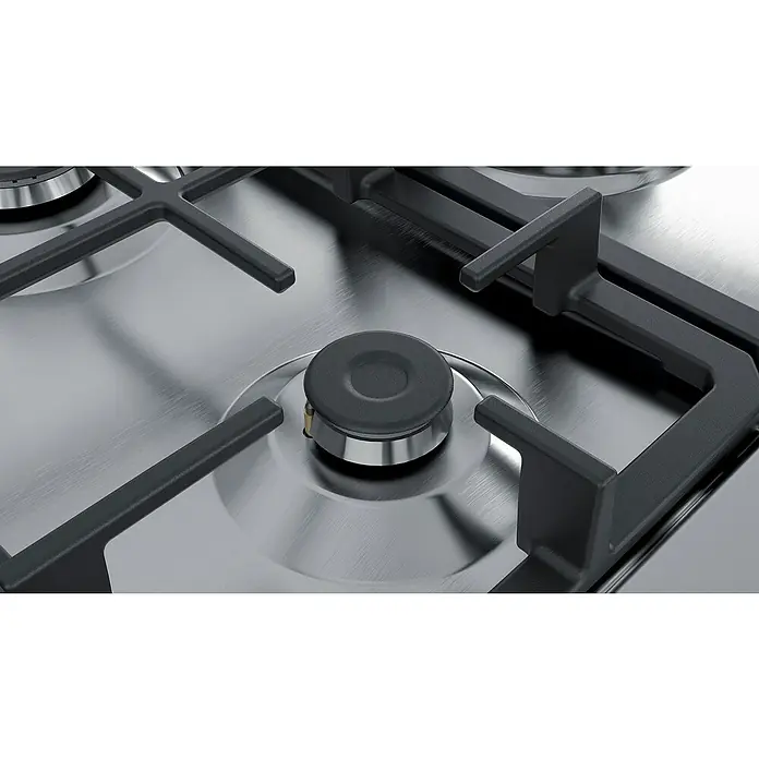Balay Placa de cocción de gas 3ETX563HB - L x An: 52 x 58,2 cm, Número de quemadores de gas: 3 ud. - Primer plano de una cocina de gas de acero inoxidable con un quemador negro redondo y soportes de hierro fundido para las ollas.