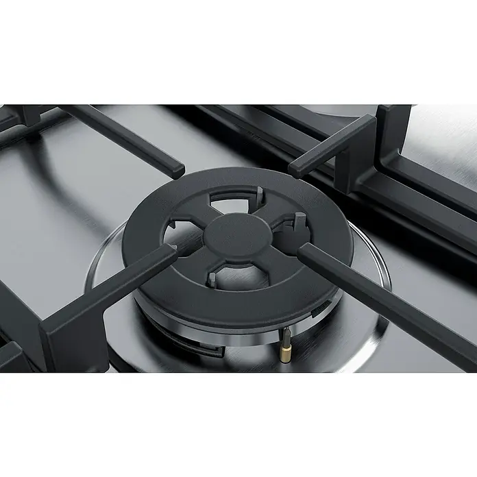 Balay Placa de cocción de gas 3ETX563HB - L x An: 52 x 58,2 cm, Número de quemadores de gas: 3 ud. - Primer plano de una cocina de gas con quemador negro y superficie plateada, destacando un diseño de cocina moderno.
