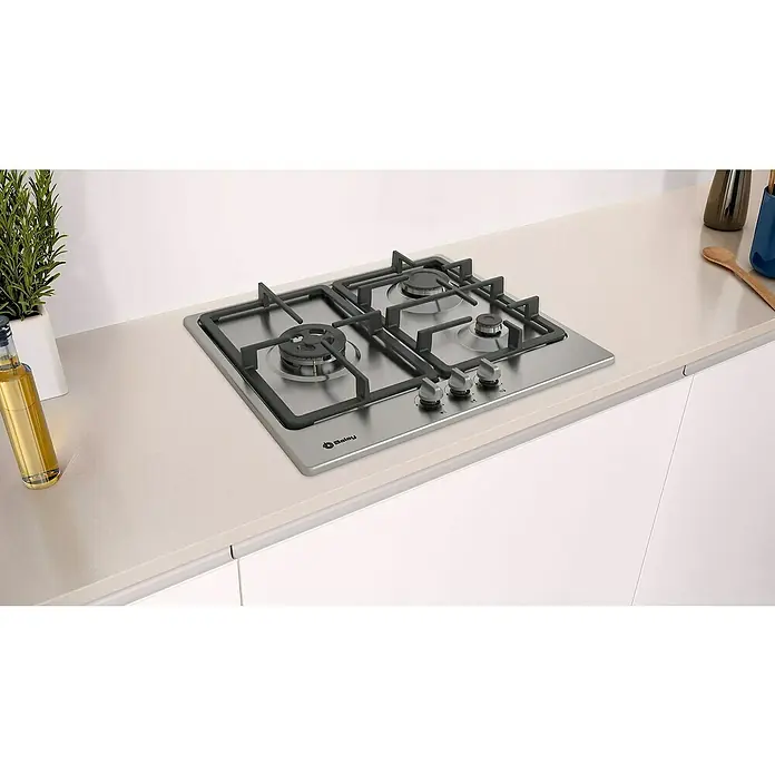 Balay Placa de cocción de gas 3ETX563HB - L x An: 52 x 58,2 cm, Número de quemadores de gas: 3 ud. - Aquí hay una placa de gas Balay de acero inoxidable con cuatro quemadores instalada sobre una encimera de cocina de color claro.