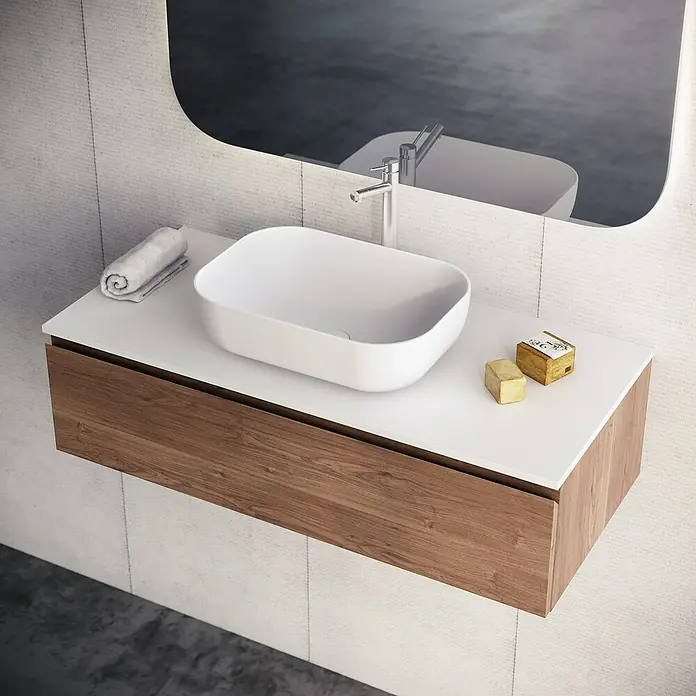 Lavabo y encimera Stadium - 46 x 101 cm, Blanco - Baño moderno con un tocador flotante con aspecto de madera y un elegante lavabo sobre encimera blanco.