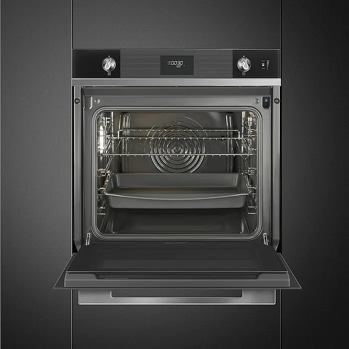 Smeg Horno empotrado SO6101S2N - Número de tipos de calentamiento: 11 ud., Volumen horno: 68 l, Negro - Horno integrado con puerta abierta, el interior iluminado revela rejillas y una bandeja para hornear.