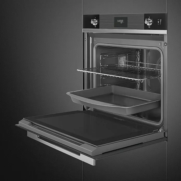 Smeg Horno empotrado SO6101S2N - Número de tipos de calentamiento: 11 ud., Volumen horno: 68 l, Negro - Horno Smeg abierto mostrando su rejilla y bandeja de hornear, destacando las características interiores y el diseño del aparato.