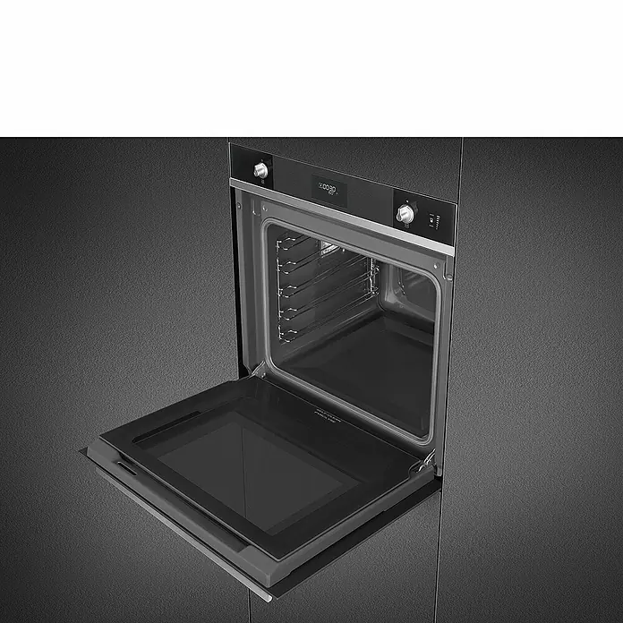 Smeg Horno empotrado SO6101S2N - Número de tipos de calentamiento: 11 ud., Volumen horno: 68 l, Negro - Primer plano de un horno empotrable negro moderno con la puerta abierta. Ideal para diseño y conceptos de cocina.