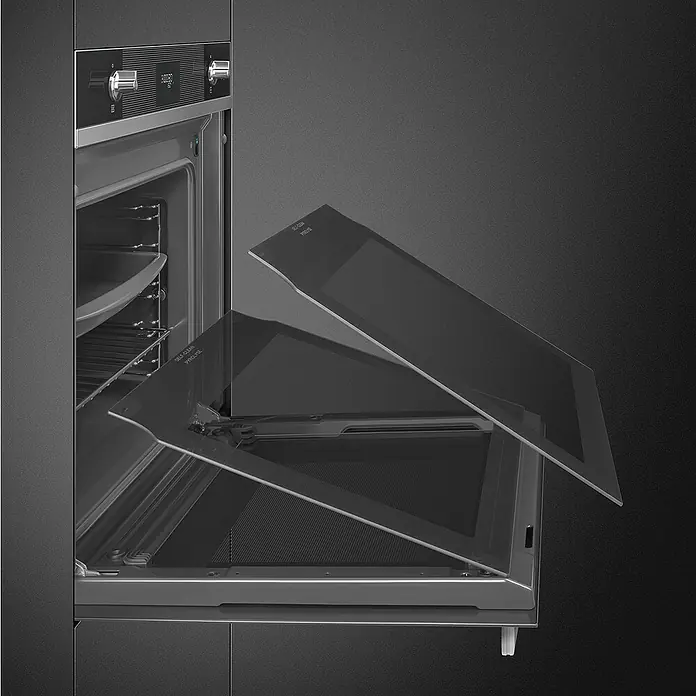 Smeg Horno empotrado SO6101S2N - Número de tipos de calentamiento: 11 ud., Volumen horno: 68 l, Negro - Primer plano de un horno moderno con la puerta abierta, mostrando el interior y las superficies elegantes del aparato.