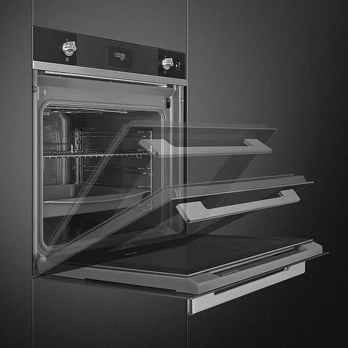Smeg Horno empotrado SO6101S2N - Número de tipos de calentamiento: 11 ud., Volumen horno: 68 l, Negro - Un horno Smeg de diseño oscuro con puerta parcialmente abierta, que muestra sus características interiores y su aspecto elegante.