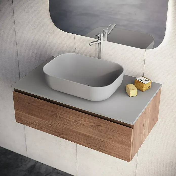 Lavabo y encimera Stadium - 46 x 81 cm, Gris - Elegante lavabo de baño con armario de madera y grifería bajo un espejo.