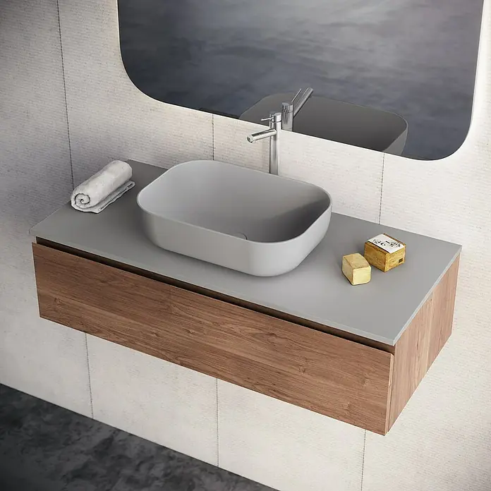Lavabo y encimera Stadium - 46 x 101 cm, Gris - Lavabo sobre encimera gris con mueble de madera y grifería frente a espejo, mueble de baño.