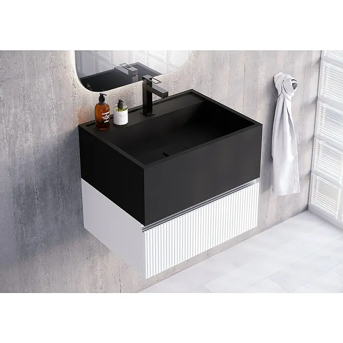 Lavabo de sobremesa Marine - 46 x 60,2 cm, Negro - Elegante lavabo de baño con superficie negra y mueble blanco debajo. Una toalla cuelga en la pared gris al lado.