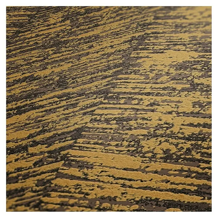 A.S. Création My Home My Spa Vliestapete Geometrie - Braun-Gold, Streifen, 10,05 x 0,53 m - Nahaufnahme eines Teppichs mit abstraktem Muster in Gold und Dunkelbraun, der eine luxuriöse und moderne Ästhetik vermittelt.