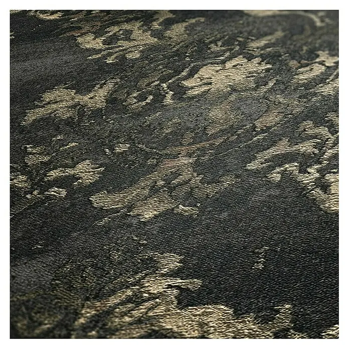 A.S. Création My Home My Spa Vliestapete Damask - Schwarz-Metallic, Ornament, 10,05 x 0,53 m - Nahaufnahme eines strukturierten schwarzen Stoffes mit goldenen Akzenten, der ein luxuriöses Gefühl vermittelt.\n