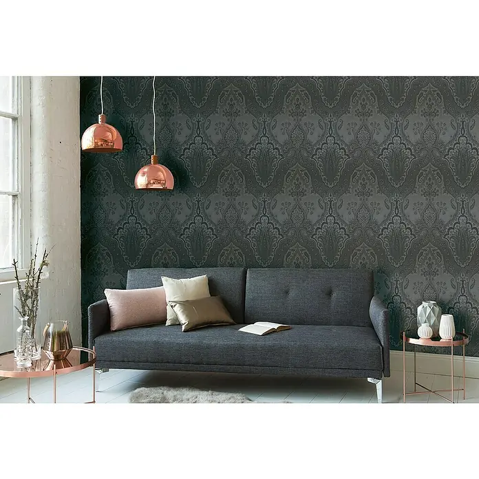 A.S. Création My Home My Spa Vliestapete Damask Paisley - Schwarz, Ornament, 10,05 x 0,53 m - Elegantes Wohnzimmer mit dunkelgrauer Couch, Kupferleuchten und dekorativer Tapete. Die Einrichtung strahlt modernen Komfort und Stil aus.