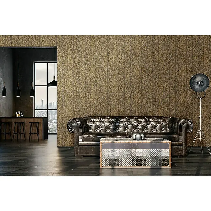 A.S. Création My Home My Spa Vliestapete Geometrie - Braun-Gold, Streifen, 10,05 x 0,53 m - Einrichtungsidee mit einem Chesterfield-Sofa aus Leder, einem industriellen Couchtisch und einer Stehlampe vor einer strukturierten Tapete.