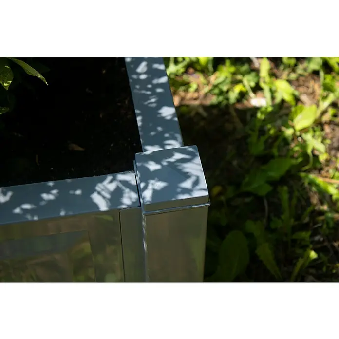 KHW Pflanzkasten - Außenmaß (L x B x H): 100 x 43 x 41 cm, Kunststoff, Grau - Nahaufnahme einer grauen, erhöhten Gartenbeetkonstruktion aus Metall mit quadratischen Enden, die im Garten steht und Schatten zeigt.