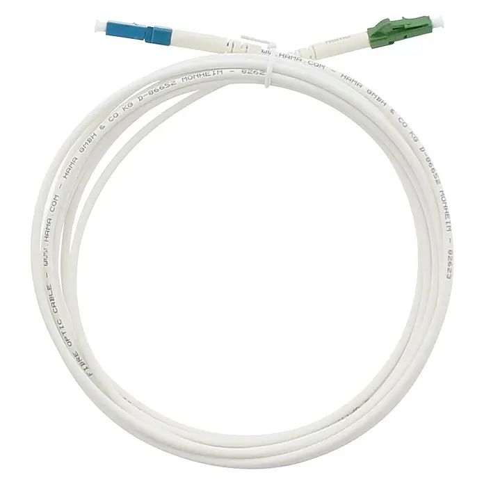 Hama Glasfaser-Netzwerkkabel - 3 m, Weiß, LC/APC-Stecker, LC/UPC-Stecker, Bis zu 10 Gbit/s - Ein weißes Glasfaserkabel mit blauem und grünem Stecker an beiden Enden, auf schwarzem Hintergrund.