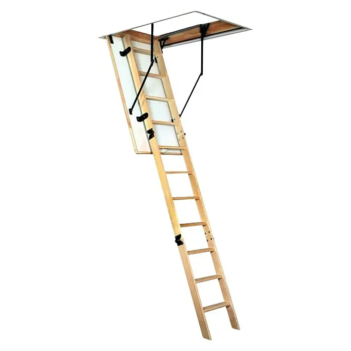 Meisterholz Escalera escamoteable Thermo - L x An: 120 x 60 cm, Aislamiento térmico: 1,22 W/(m²K) - Una escalera de ático de madera cuelga de una trampilla del techo, mostrando sus bisagras y estructuras de soporte metálicas.