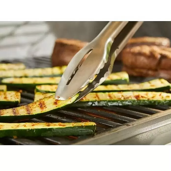 Weber Grillzange Precision - Länge: 45,72 cm - Anwendungsbeispiel