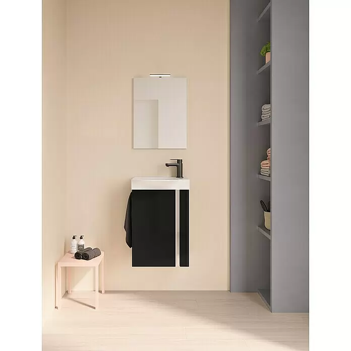 Riva Badmöbel-Set Elegance - Gesamtbreite Badmöbel: 45,2 cm, Schwarz - Moderner Badezimmerschrank mit schwarzem Unterschrank, weißem Waschbecken und schwarzer Armatur, Spiegel mit Leuchte in einem zeitgenössischen Bad.