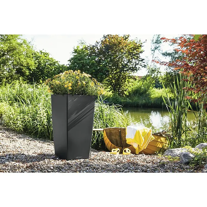 Lechuza Color Pflanzsäule eckig Cubico - Außenmaß (L x B x H): 40 x 40 x 75 cm, Kunststoff, Schiefergrau - Elegantes, anthrazitfarbenes Pflanzgefäß mit gelben Blumen. Der Pflanzkübel ist ein echter Hingucker für Garten und Terrasse und überzeugt durch seine schlichte Eleganz.