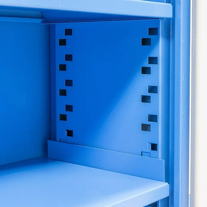 Güde Werkzeugschrank Universal - L x B x H: 193 x 38 x 79 cm - Nahaufnahme eines blauen Metallregals mit verstellbaren Regalböden. Das Regal verfügt über quadratische Löcher zur Höhenverstellung.