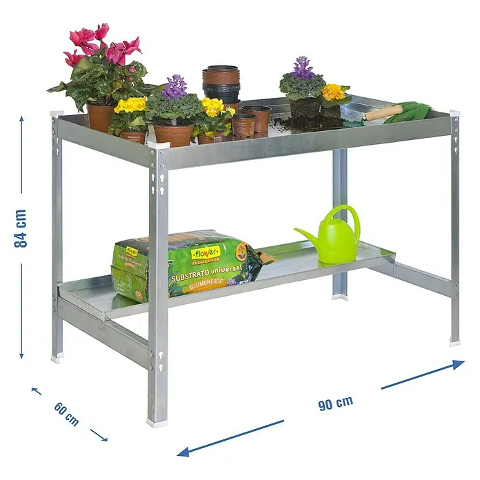 Simonrack Simongarden Mesa de cultivo - L x An x Al: 90 x 60 x 84 cm, Acero, Galvanizado - Una mesa de trasplante plateada con dos estantes, macetas plantadas, tierra para macetas y una regadera. Se indican las dimensiones.