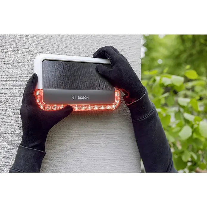 Bosch Smart Home Außensirene - 100 dB - Installation eines Bosch Smart Home-Geräts mit roten Warnleuchten.