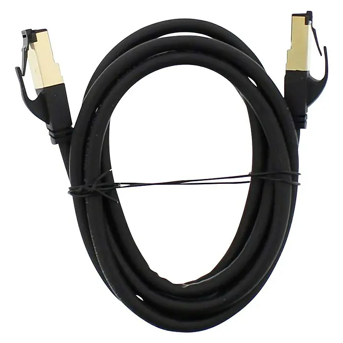Hama Netzwerk-Kabel - CAT8, Länge: 1,5 m, Schwarz, RJ45-Stecker, Bis zu 40 Gbit/s - Nahaufnahme eines schwarzen Ethernet-Kabels mit goldfarbenen Anschlüssen, das in einer Schlaufe liegt und mit einem Kabelbinder fixiert ist.